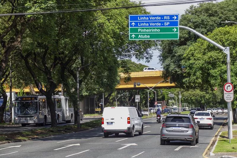 00376677 transito-curitiba-obras-complexo-taruma-desvios