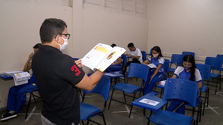 Professor dá aula em Manaus Professor dá aula em Manaus