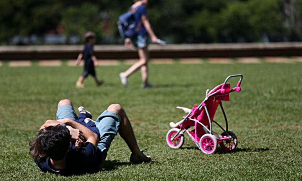 Dia dos pais, criança brincando com o pai no parque Dia dos pais, criança brincando com o pai no parque