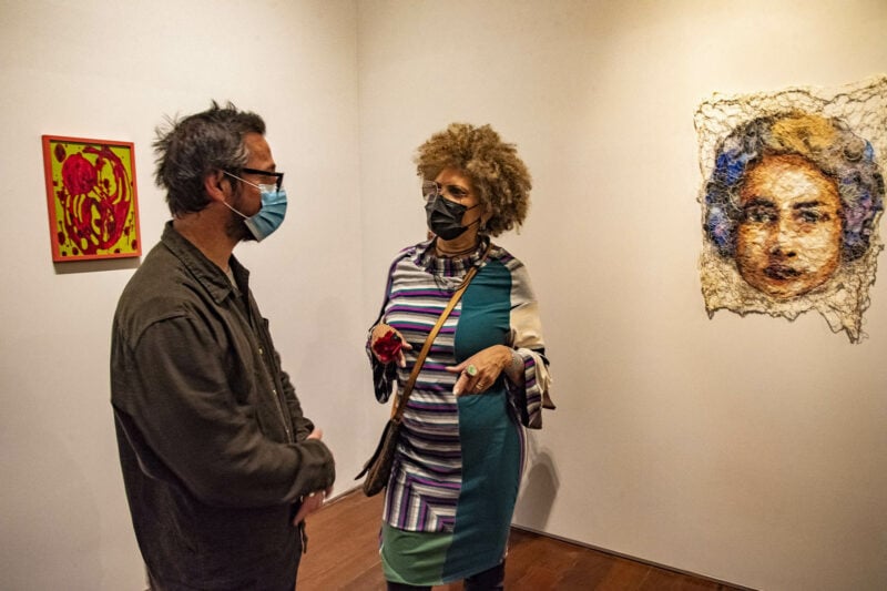 Claudia Lara discute sua obra com Lavalle, professor do MCAA  –