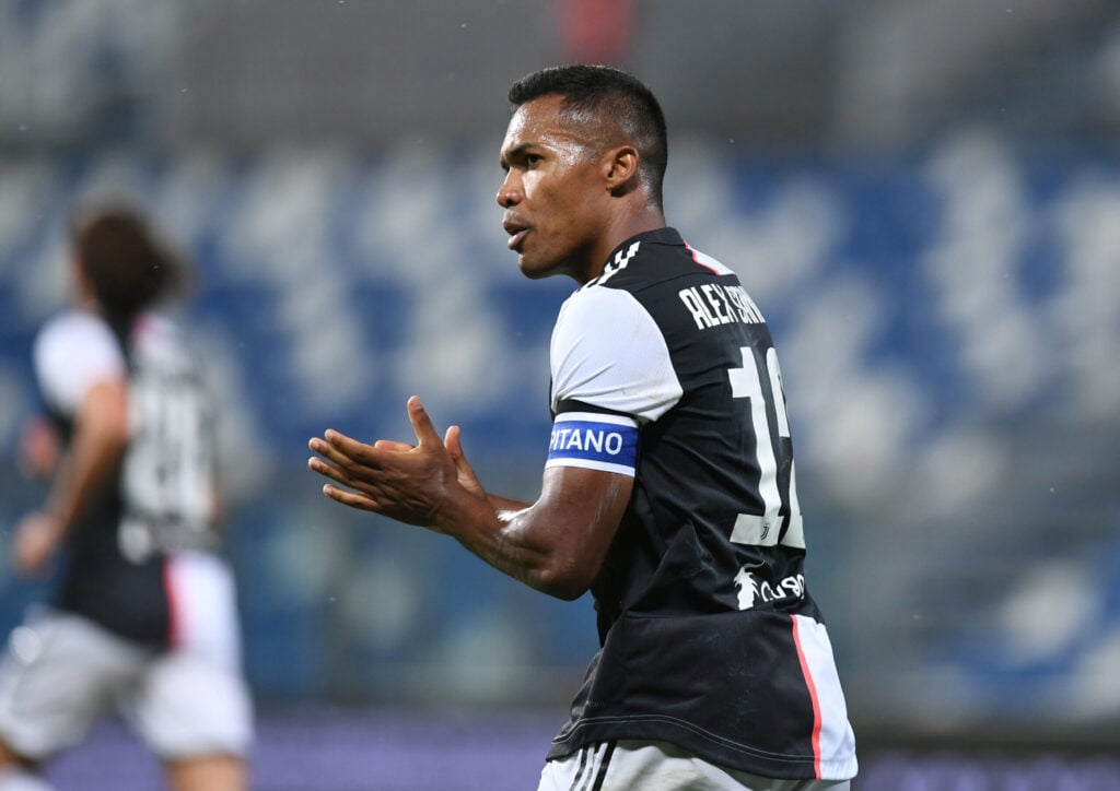 Alex Sandro comemora gol em partida da Juventus