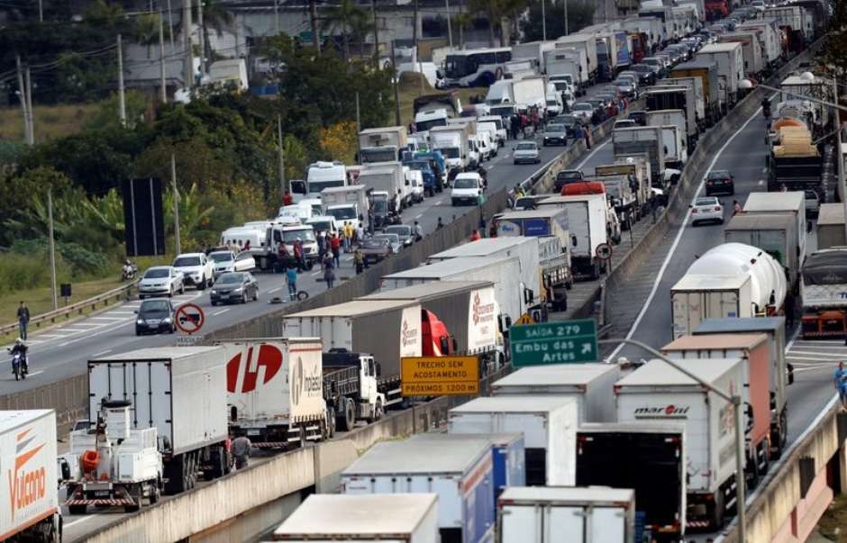 2021-05-26T152317Z_1_LYNXNPEH4P14T_RTROPTP_3_BRAZIL-TRUCKERS