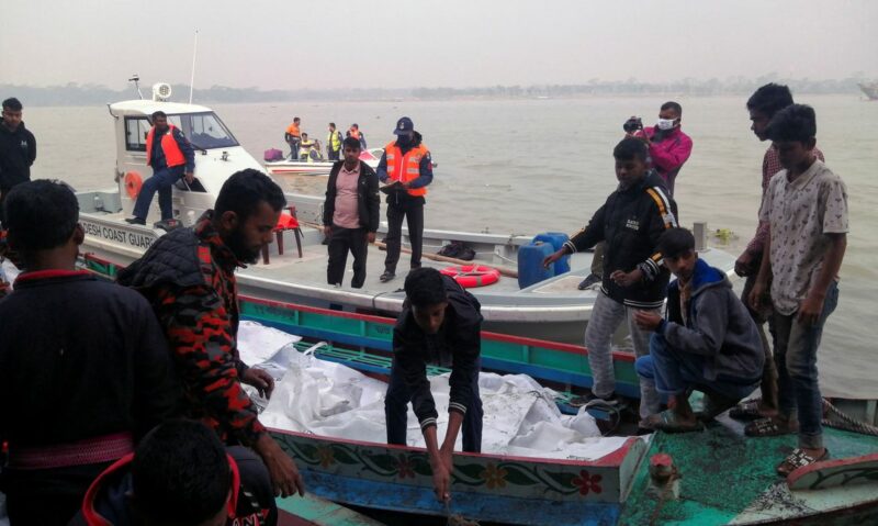 2021-12-24t065058z_1148628100_rc2ukr9zqpez_rtrmadp_3_bangladesh-ferry-fire-e1640362037452