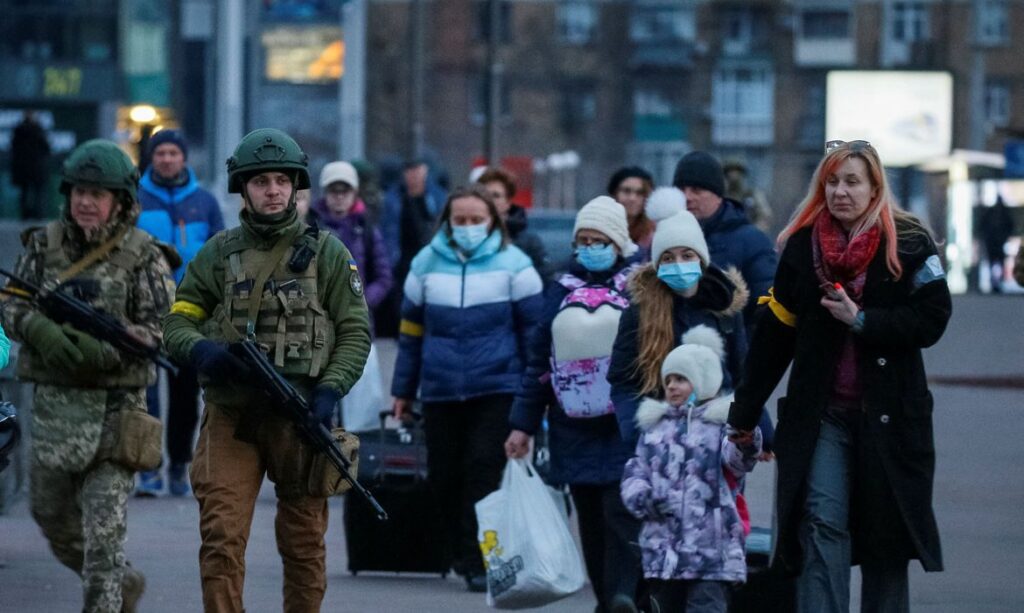 2022-03-07t233550z_1_lynxmpei2617h_rtroptp_4_ukraine-crisis-evacuation-kyiv