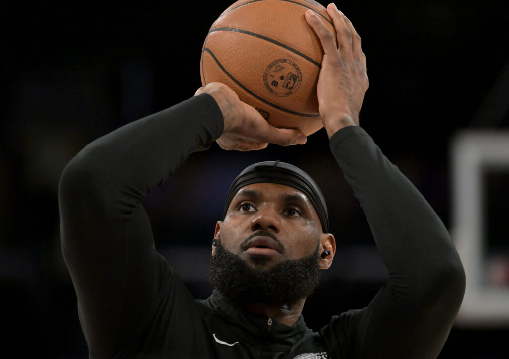 LeBron James em aquecimento antes de partida do Lakers