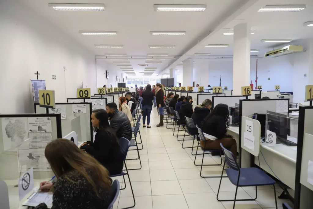 20220512_agb_mutirao_emprego-5-scaled Agências do Trabalhador ofertam 12,4 mil vagas em todo o Paraná