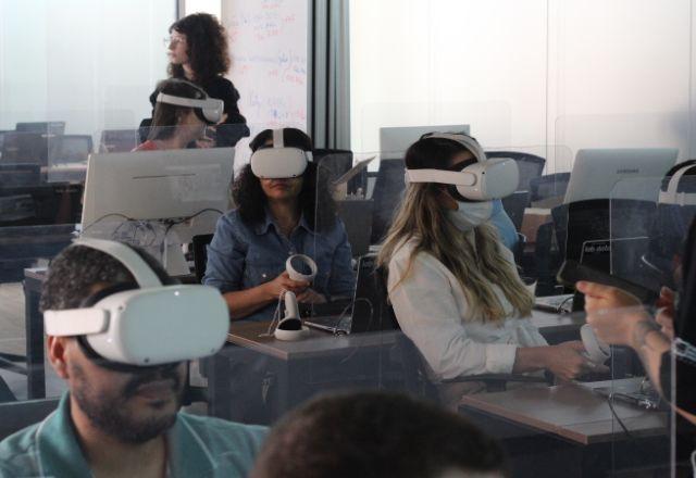 Para professora, experiência tem sido bem-sucedida, gerando engajamento dos alunos | Divulgação/Labdata FIA