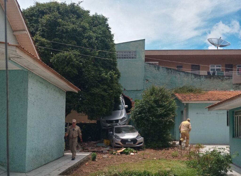 75bbc8ae-85e9-41e1-8982-9f02c3e97af7-e1673882709998 carro despenca araucária