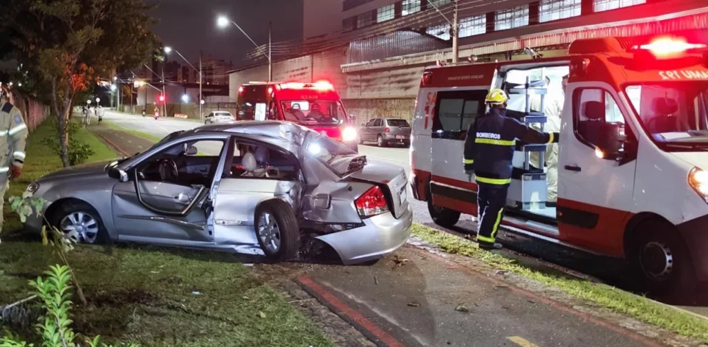 ACIDENTE-BOTANICO-CARRO-BATE-ARVORE