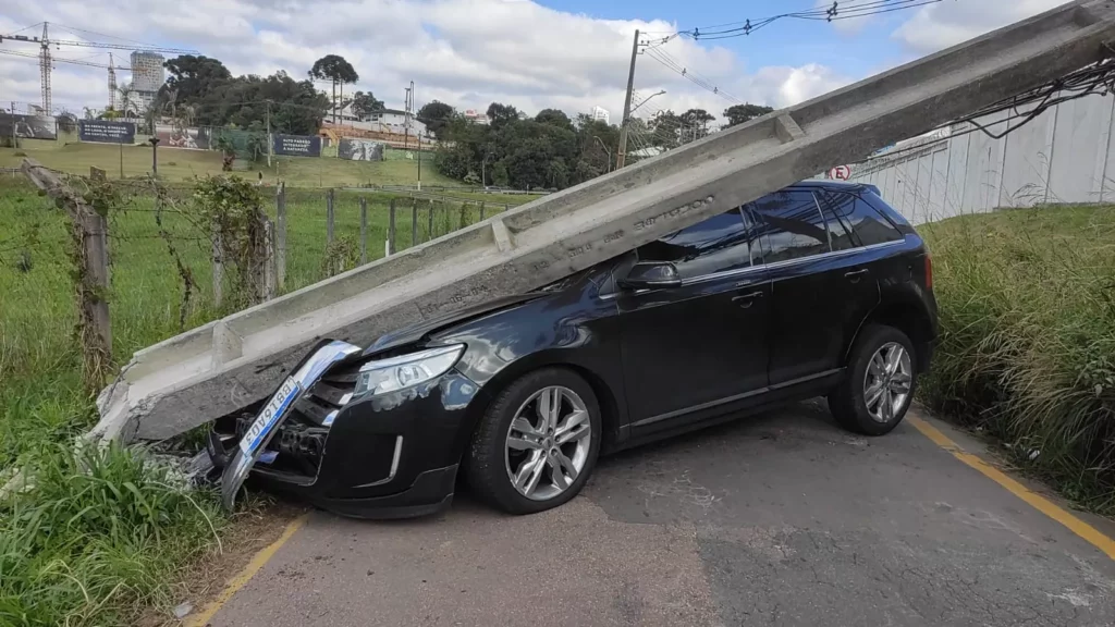 ACIDENTE-CURITIBA-MOTORISTA-BATE-POSTE ACIDENTE-CURITIBA-MOTORISTA-BATE-POSTE