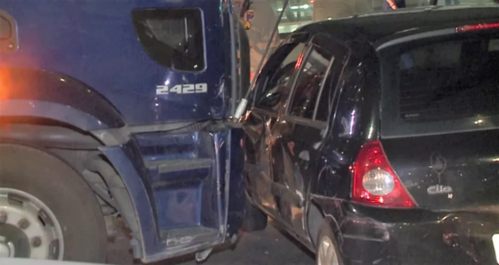 ACIDENTE-LINHA-VERDE-CARRO-CAMINHAO