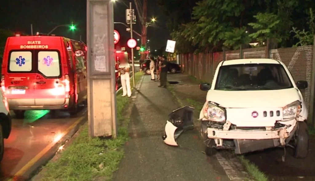 ACIDENTE-SHOPPING-CALCADA