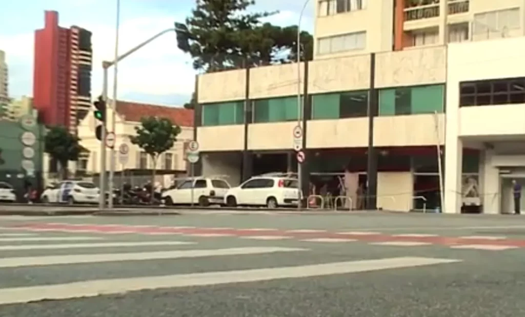 ATROPELA-PEDESTRE-INVADE-BANCO