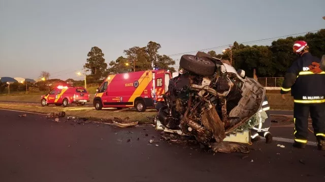 Acidente-envolvendo-carro-de-prefeitura Carro de prefeitura bate e deixa um morto na BR-277