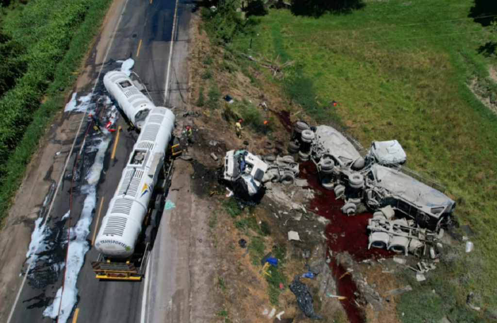 Acidente-na-PR-092-deixa-um-caminhoneiro-morto-e-outro-ferido-1 Acidente na PR-092 deixa um caminhoneiro morto e outro ferido