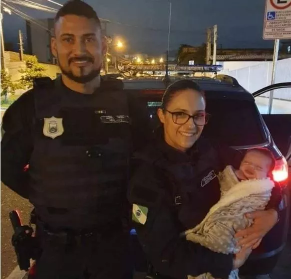 Agentes-que-salvaram-o-bebe guardas-salvam-bebe