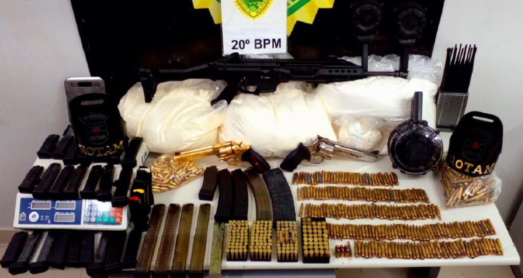 Armas-e-30-kg-cocaina-sao-apreendidas-em-esconderijo-no-Uberaba-1 Armas e 30 kg cocaína são apreendidas em esconderijo no Uberaba