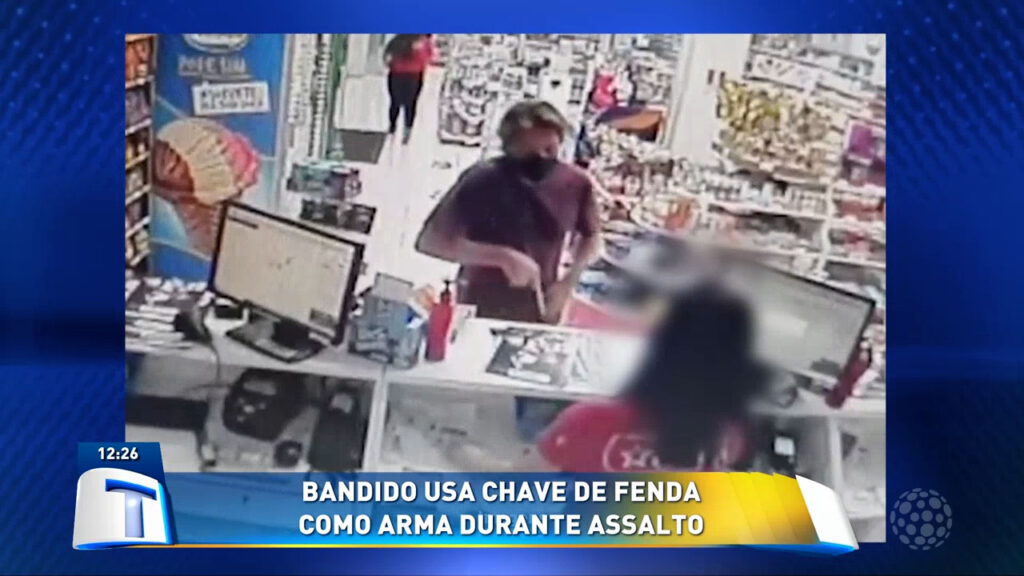 Assaltante-rouba-farmacia-usando-chave-de-fenda-como-arma-