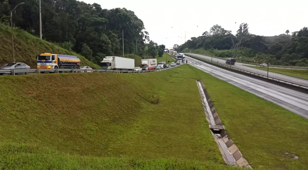 BR-376-BLOQUEADA