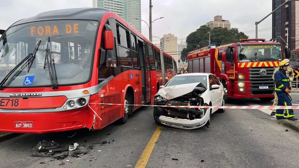 Batida entre ônibus e carro deixa trânsito lento próximo da Rodoferroviária