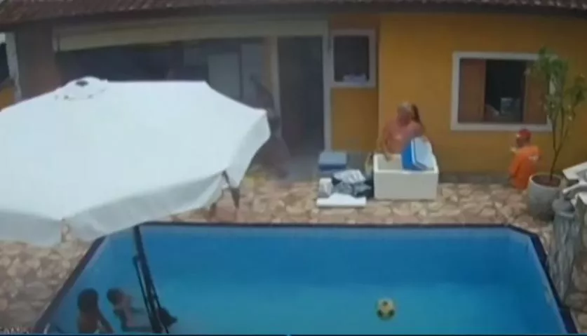 Bebe-e-salvo-por-crianca Bebe-e-salvo-por-crianca