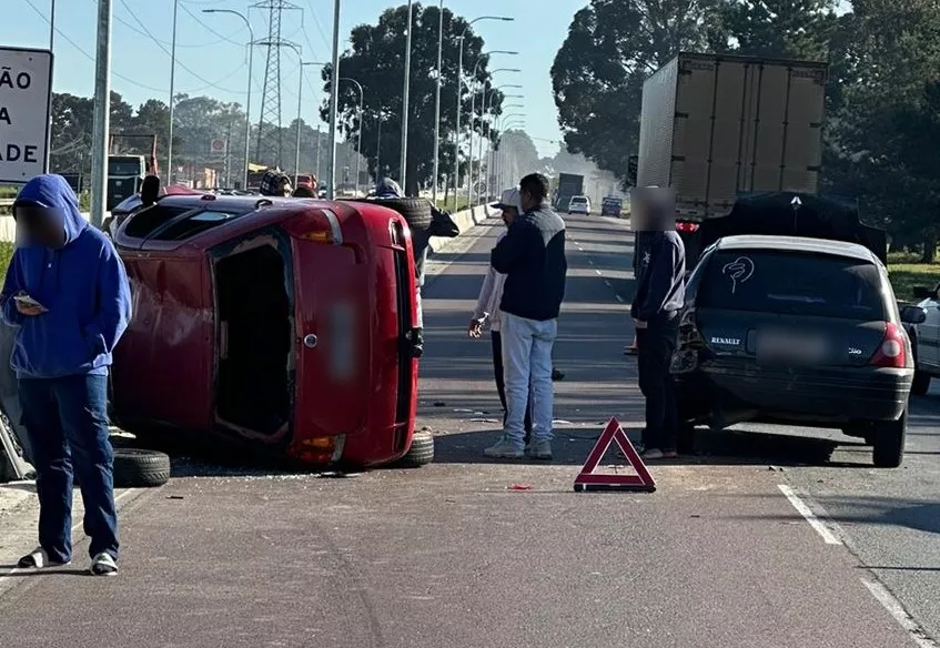 CARRO-CAPOTA-ACIDENTE-CONTORNO-LESTE CARRO-CAPOTA-ACIDENTE-CONTORNO-LESTE