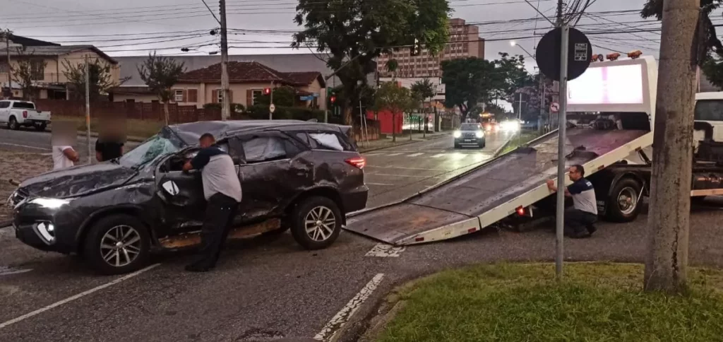 CARRO-CAPOTA-DESTRUÍDO