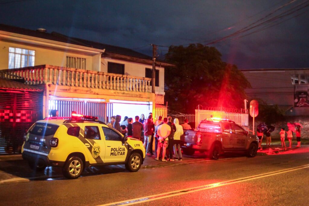 CARRO-IML-E-PESSOAS-CASO-ASSASSINATO-NA-FRENTE-DA-FILHA CARRO-IML-E-PESSOAS-CASO-ASSASSINATO-NA-FRENTE-DA-FILHA