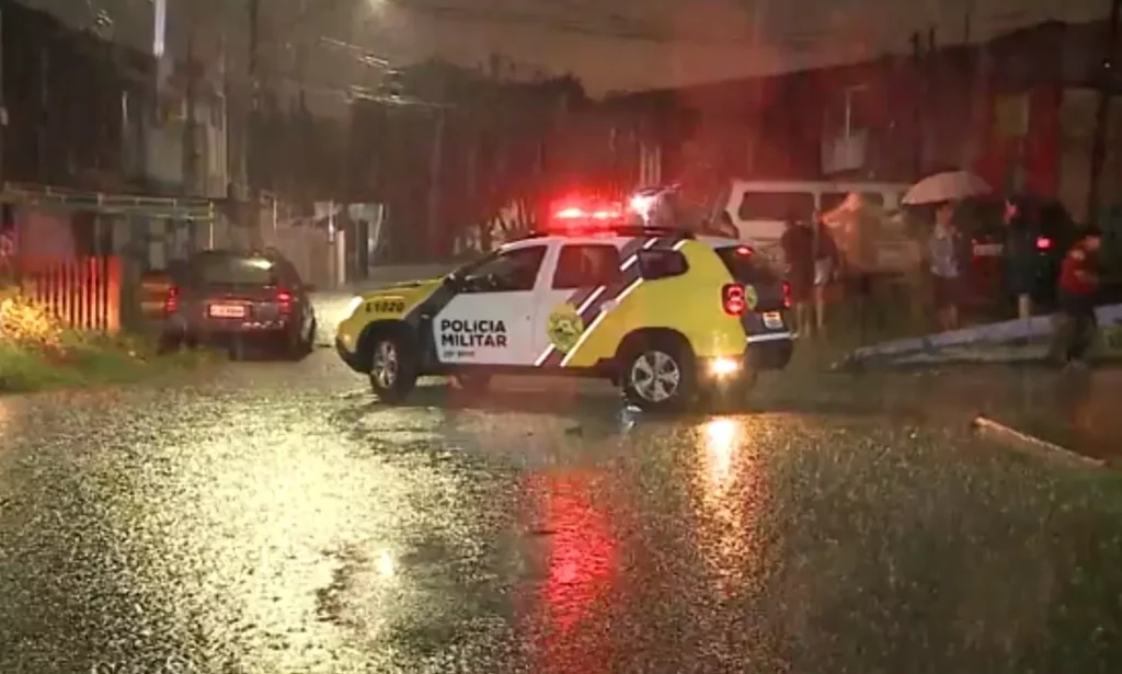 CHUVA-CURITIBA-MORRE-ELETROCUTADO CHUVA-CURITIBA-MORRE-ELETROCUTADO