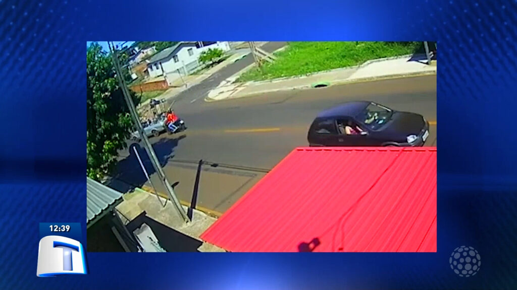 Camera-de-seguranca-registra-acidente-entre-uma-motocicleta-e-um-carro-no-bairro-Brasilia-