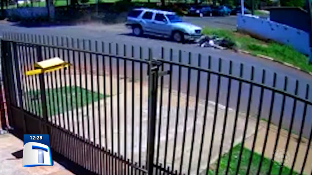 Camera-registra-acidente-envolvendo-tres-carro.00_01_48_21.Quadro001