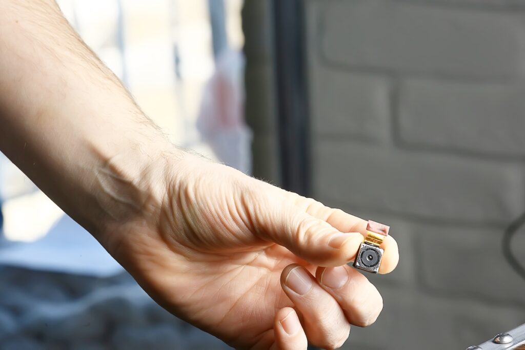 mini spy camera / small video camera, mini, security concept detectar-camera-escondida-com-celular
