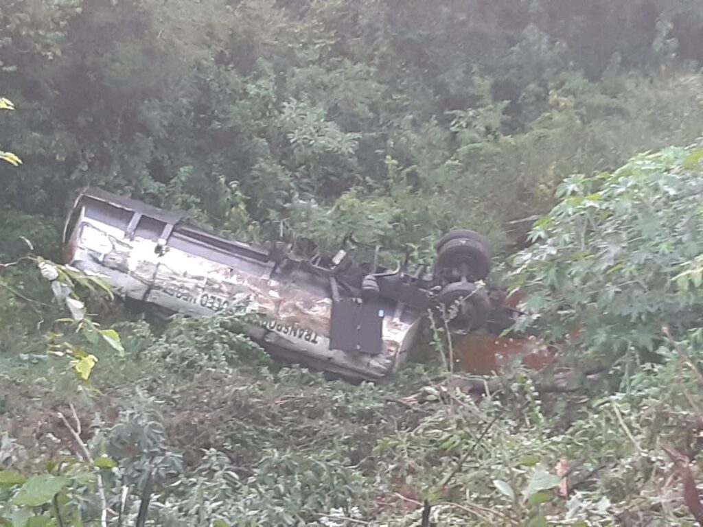 Caminhao-despenca-em-barranco-e-motorista-morre-na-hora-na-BR-376