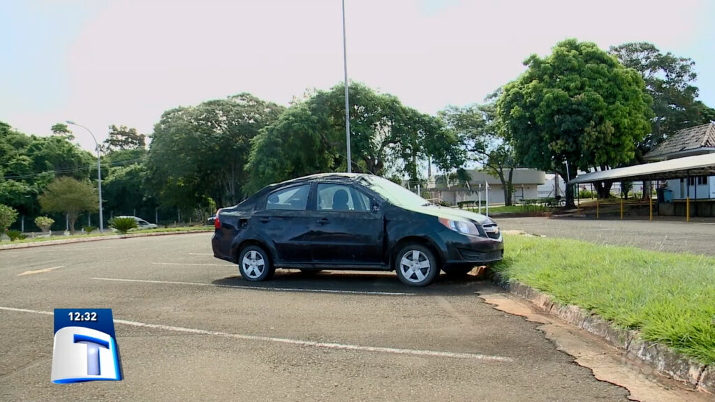 Carro-abandonado-com-placas-do-Mexico-esta-estacionado-do-aeroporto-de-Foz-ha-dois-anos-