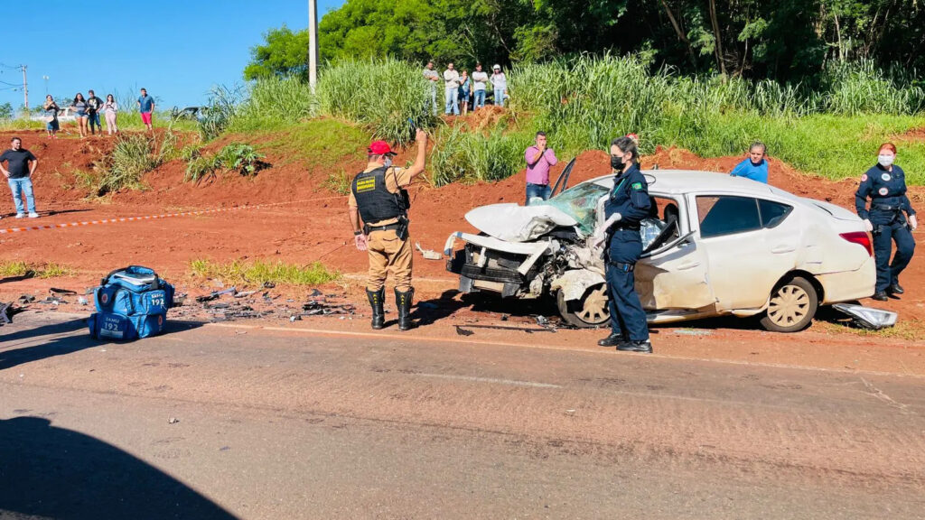 Carros-batem-de-frente-e-motorista-morre-na-hora_-gestante-e-levada-ao-hospital Carros-batem-de-frente-e-motorista-morre-na-hora_-gestante-e-levada-ao-hospital