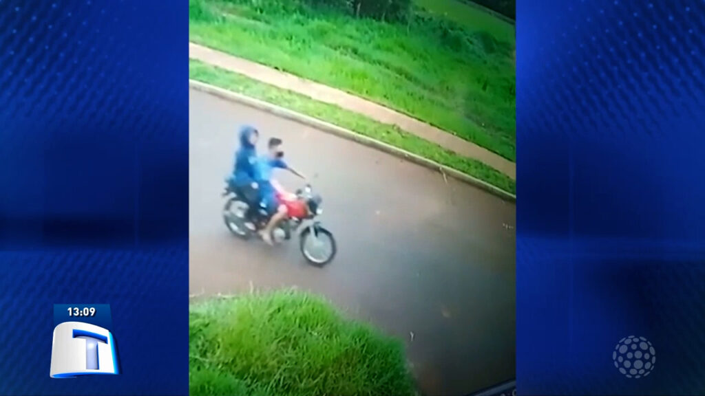 Casal-tem-moto-furtada-por-dupla-de-bandidos