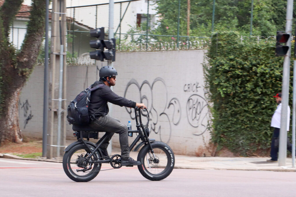 Ciclomotores-e-bicicletas-eletricas-precisam-seguir-recomendacoes-de-seguranca-no-transito-scaled
