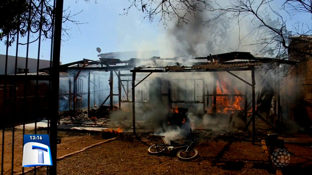 Corpo-de-bombeiros-e-mobilizado-para-combater-as-chamas-de-incendio-em-residencia- Corpo-de-bombeiros-e-mobilizado-para-combater-as-chamas-de-incendio-em-residencia-