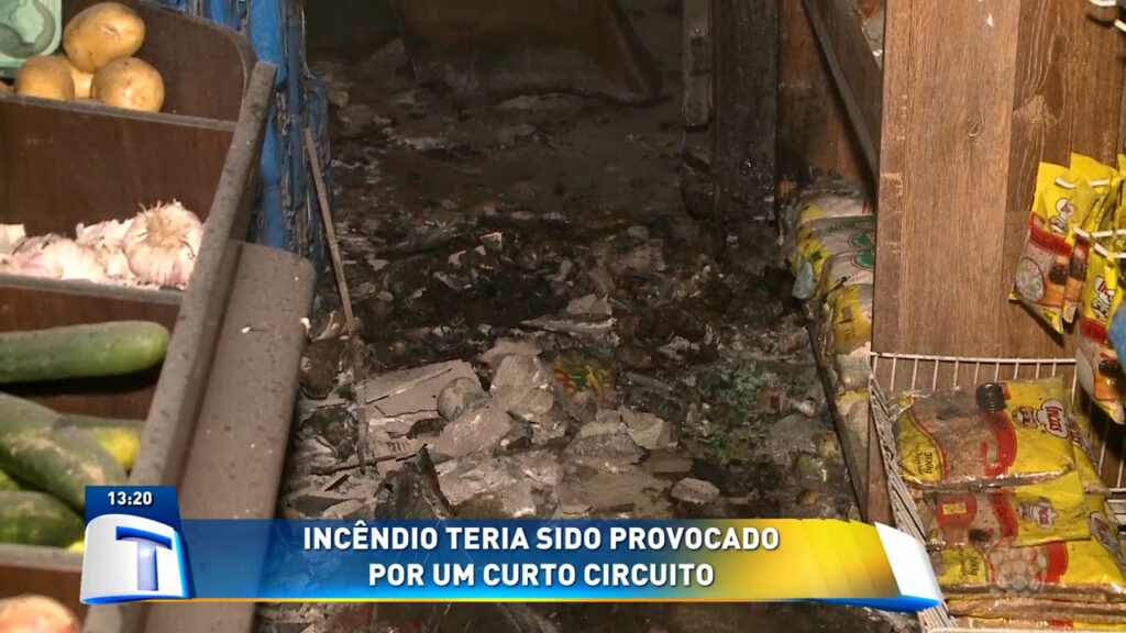 Curto-circuito-provoca-incendio-em-mercado-no-bairro-tres-bandeiras