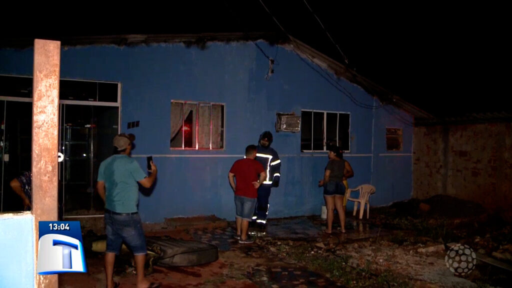 Curto-circuito-provoca-incendio-em-residencia-no-bairro-Primeiro-de-Maio