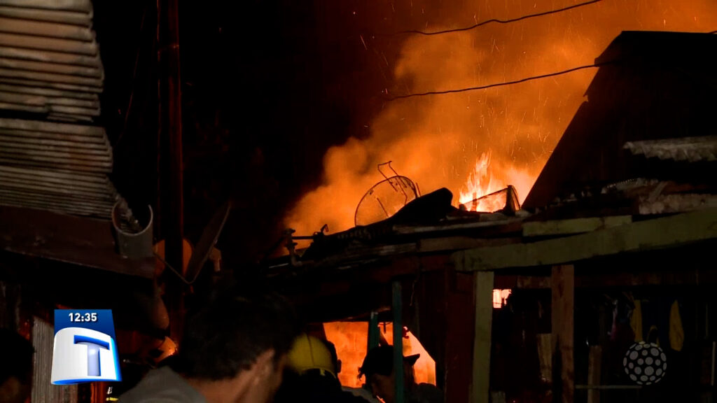 Duas-casas-sao-destruidas-em-incendio-no-bairro-Jardim-Jupira