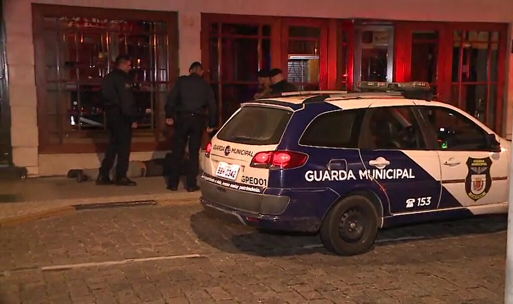 Dupla-escala-predio-para-pichar-e-acaba-presa-pela-Guarda-Municipal