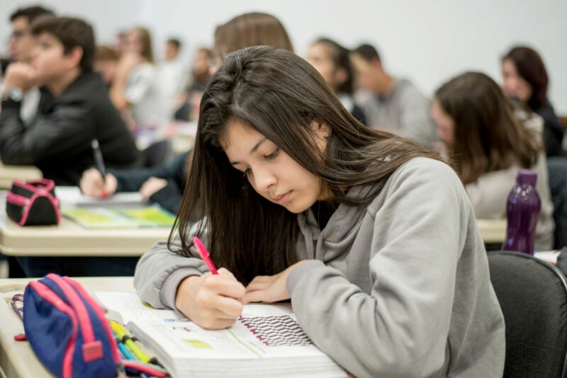 Estudante-Ensino-Me-769dio-scaled-e1628796895698 Estudante-Ensino-Me-769dio-scaled-e1628796895698