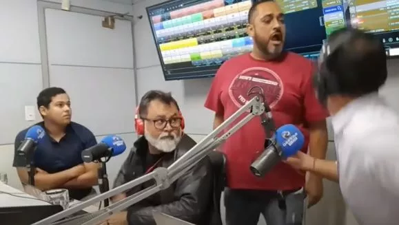 Estudio-de-radio-e-invadido-e-jornalistas-sao-agredidos-ao-vivo-veja-o-video Estúdio de rádio é invadido e jornalistas são agredidos ao vivo; veja o vídeo