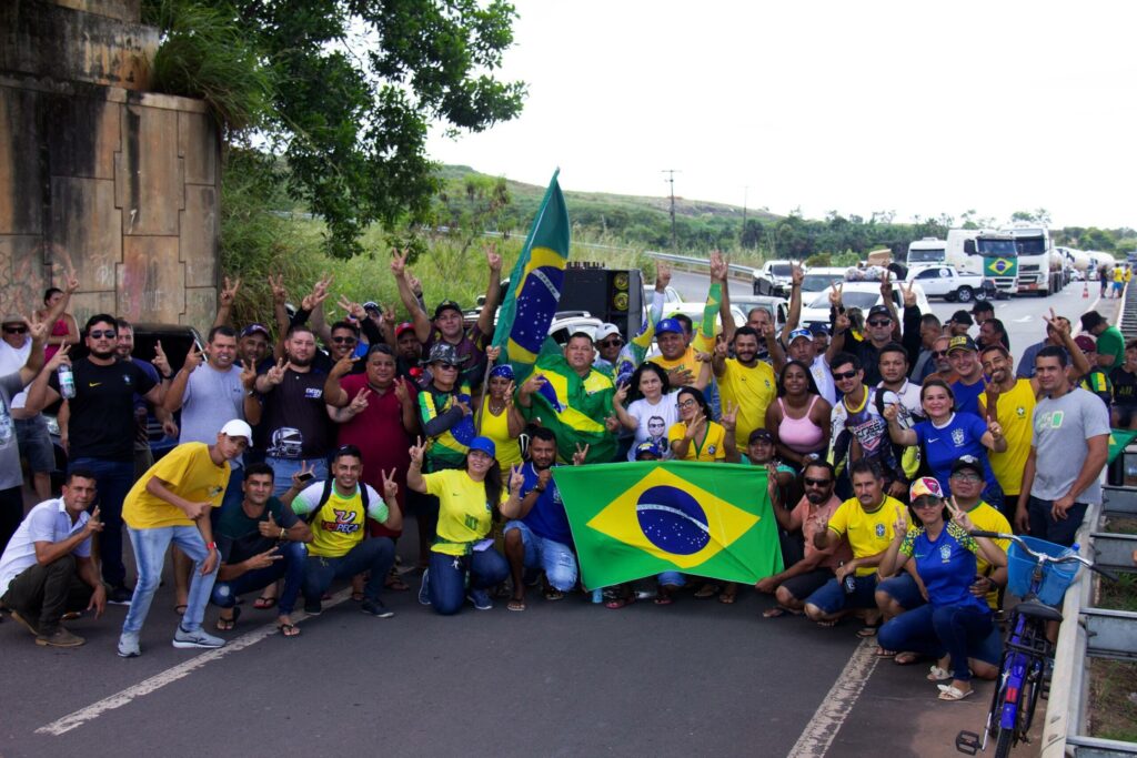 CAMINHONEIROS BLOQUEIAM BR-174 CAMINHONEIROS BLOQUEIAM BR-174