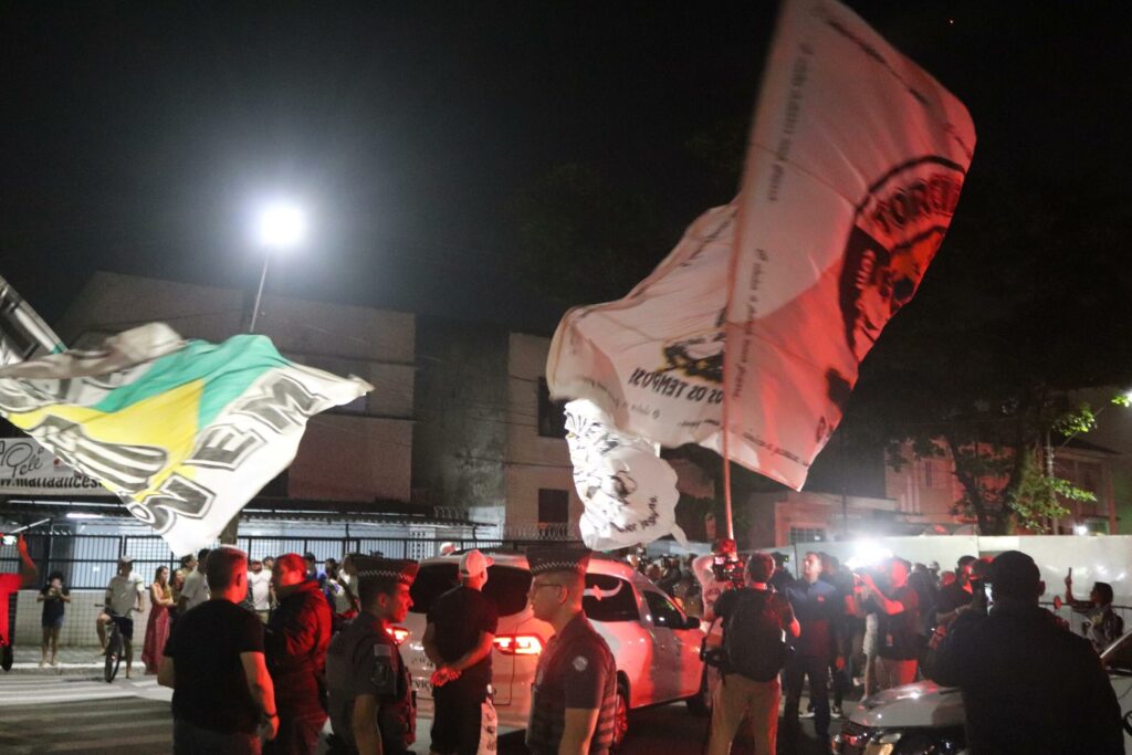 CHEGADA CORPO PELÉ HOMENAGEM TORCEDORES