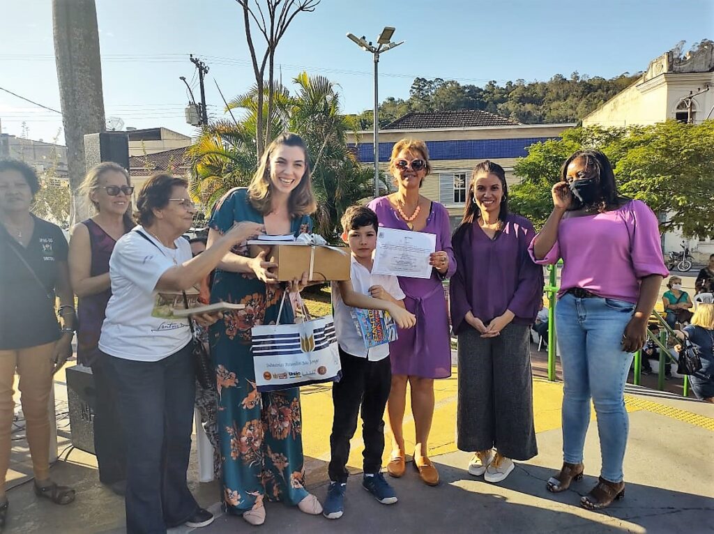 Foto-19-Jornalista-Izabelle-Ferrari-recebe-certificado-e-presentes-pelo-primeiro-lugar-no-concurso-Santos-Dumont-e-suas-obras.-Foto-Portal-14B