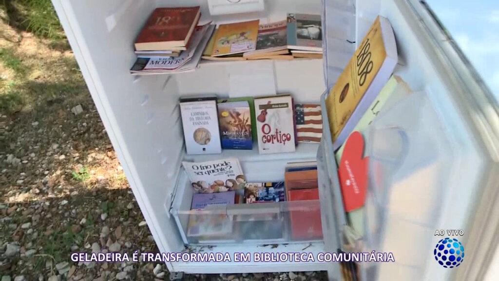 Geladeira-comunitaria-de-livros-faz-sucesso-no-bairro-Campos-do-Iguacu