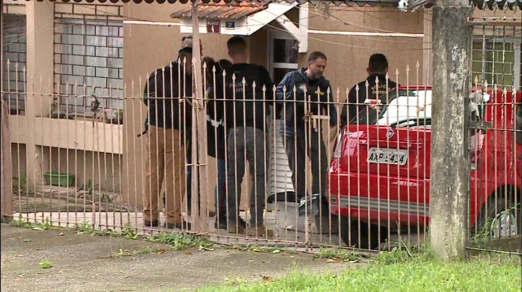Homem-e-encontrado-morto-cercado-de-sangue-na-garagem-de-imovel