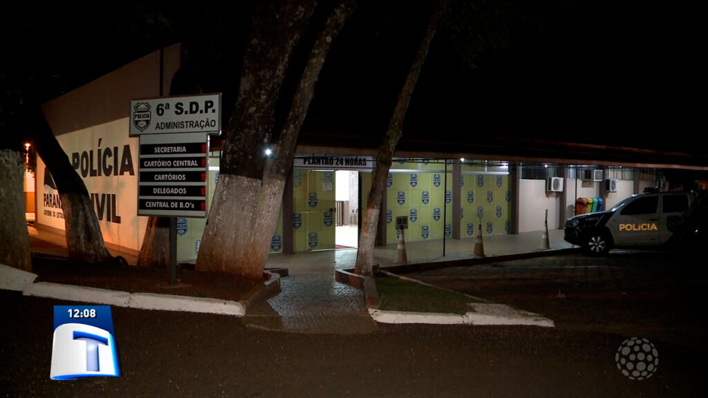 Homem-e-preso-pela-policia-durante-um-registro-de-boletim-de-ocorrencia-